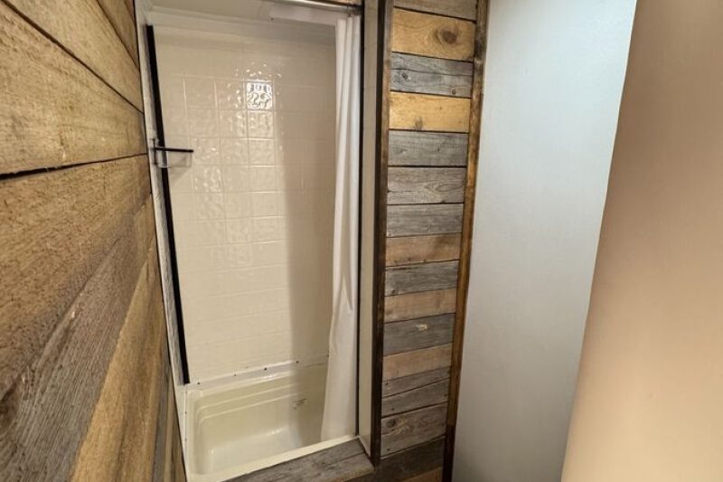 Salle de bain de mini-maison par Condo Forestier.
